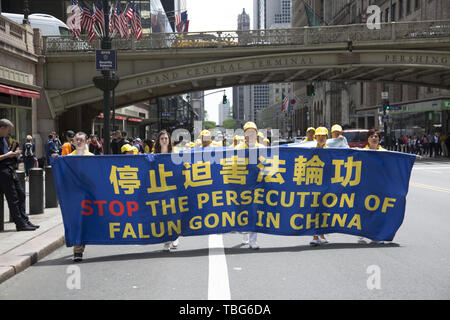 Internationalen Mitglieder von Falun Dafa März von den Vereinten Nationen zum chinesischen Konsulat in NEW YORK fordern das Ende der Verfolgung ihrer Mitglieder in China. Falun Dafa, auch Falun Gong Standard Mandarin Chinesisch: [fàlwə̌n tâfà]; wörtlich: 'Dharma Rad Praxis' oder 'Gesetz Rad Praxis") ist eine chinesische religiöse spirituelle Praxis, dass Meditation und Qigong Übungen kombiniert mit einer moralischen Philosophie zentriert auf die Grundsätze von Wahrhaftigkeit, Barmherzigkeit, und Nachsicht (Chinesisch: 真、、 善 忍). Die Praxis unterstreicht die Moral und die Kultivierung der Tugend, und identifiziert als Qigong der buddhistischen schoo Stockfoto