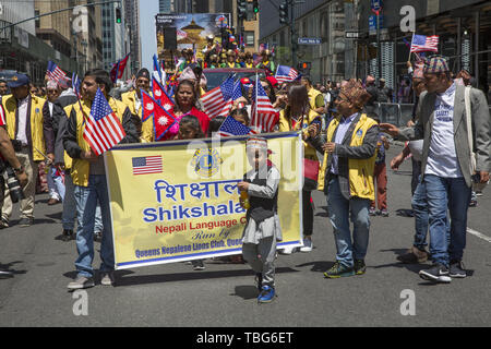 4. jährliche Nepal Day Parade im Jahr 2019 an der Madison Avenue in New York City. Mitglieder einer nepalesischen Schule von Queens, NYC März in die Parade. Stockfoto