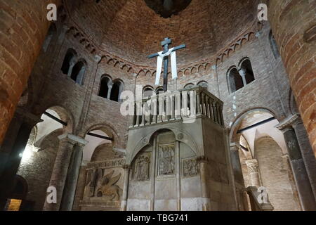 Eine Rekonstruktion der Kirche des Heiligen Grabes in Jerusalem in der Basilica di Santo Stefano, Bologna, Italien Stockfoto