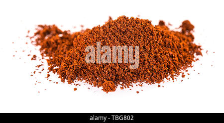 Stapel von den gemahlenen Kaffee Flocken über den weißen Hintergrund isoliert Stockfoto