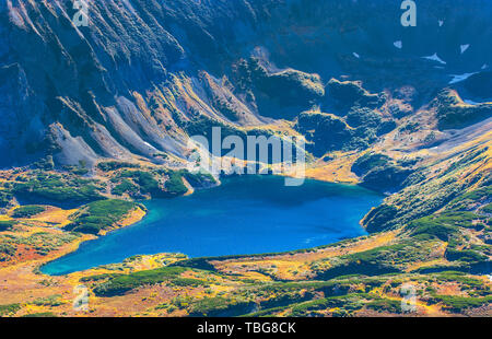 Blue Lake im Krater eines erloschenen Vulkan auf Kamtschatka Stockfoto