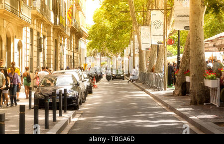 BARCELONA, SPANIEN - 10. Juni 2018: Die berühmten Ramblas mit nicht identifizierten wenige Touristen in Barcelona, Spanien. Stockfoto