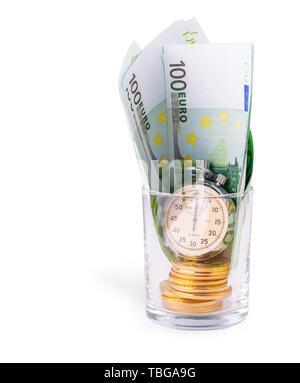 Bitcoins auf einem Stapel von Hundert Euro und einer Glühlampe Uhr auf leere Glas Stockfoto