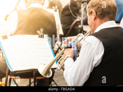 Der Musiker spielt die Trompete in der Stadt Orchester Stockfoto