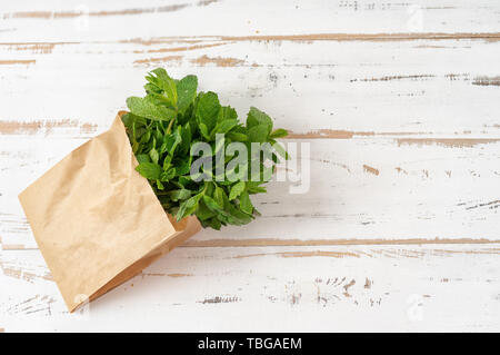 Blick von oben auf die frische Minze in Papier eco Beutel Stockfoto