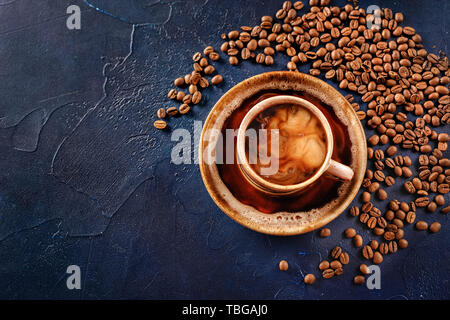Blick von oben auf die Kaffeetasse auf blauem Hintergrund Stockfoto