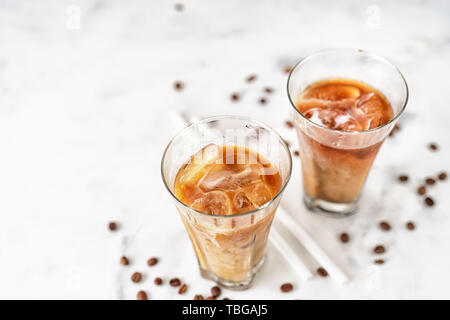 Blick von oben auf die zwei Gläser mit iced Cappuccino Stockfoto