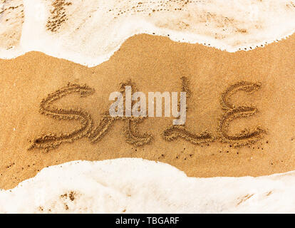 Inschrift auf dem gelben Sand Stockfoto