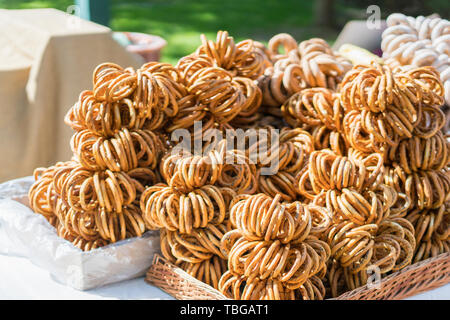 Trockene bagels Heap, selektive konzentrieren. Bagels mit Mohn in speichern. Stockfoto