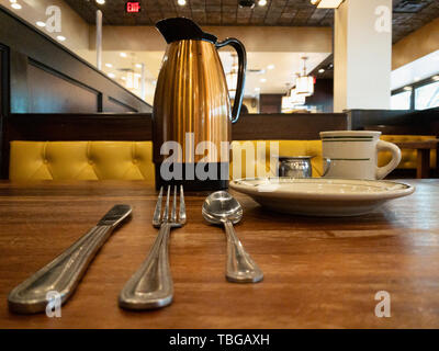 Eine geringe Weitwinkel Nahaufnahme von mornng Kaffee und Frühstück in einem Reston Town Center Diner. Stockfoto