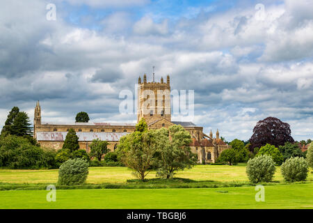 Eine Ansicht von Tewkesbury Abbey Kirche aus den Weinbergen Battle Ground in Gloucestershire, England Stockfoto