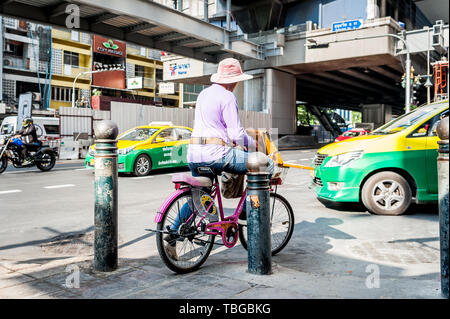 Ein lotterielos Verkäufer reisen durch Bangkok auf seinem Fahrrad Verkauf von Tickets an der Sukhumvit Rd. Thailand. Stockfoto