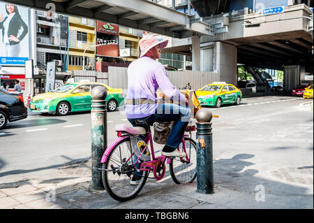 Ein lotterielos Verkäufer reisen durch Bangkok auf seinem Fahrrad Verkauf von Tickets an der Sukhumvit Rd. Thailand. Stockfoto