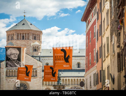 TRENTO, Italien - 31 Mai, 2019: Internationales Festival der Wirtschaft, Belenzani, Trento, Trentino Alto Adige, Italien, Europa. Das Festival des Schadstoffsausstoßes Stockfoto