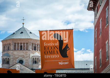 TRENTO, Italien - 31 Mai, 2019: Internationales Festival der Wirtschaft, Domplatz, Trento, Trentino Alto Adige, Italien, Europa. Das Festival der Wirtschaft. Stockfoto