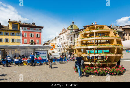 TRENTO, Italien - 31 Mai, 2019: Internationales Festival der Wirtschaft, Domplatz, Trento, Trentino Alto Adige, Italien, Europa. Das Festival der Wirtschaft t Stockfoto