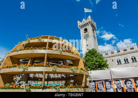 TRENTO, Italien - 31 Mai, 2019: Internationales Festival der Wirtschaft, Domplatz, Trento, Trentino Alto Adige, Italien, Europa. Das Festival der Wirtschaft t Stockfoto