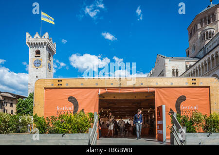 TRENTO, Italien - 31 Mai, 2019: Internationales Festival der Wirtschaft, Domplatz, Trento, Trentino Alto Adige, Italien, Europa. Das Festival der Wirtschaft t Stockfoto