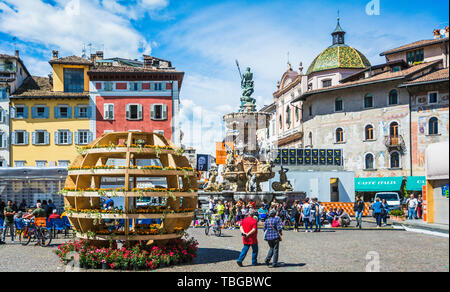 TRENTO, Italien - 31 Mai, 2019: Internationales Festival der Wirtschaft, Domplatz, Trento, Trentino Alto Adige, Italien, Europa. Das Festival der Wirtschaft t Stockfoto