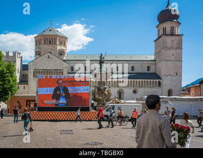 TRENTO, Italien - 31 Mai, 2019: Internationales Festival der Wirtschaft, Domplatz, Trento, Trentino Alto Adige, Italien, Europa. Das Festival der Wirtschaft t Stockfoto