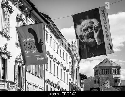 TRENTO, Italien - 31 Mai, 2019: Internationales Festival der Wirtschaft, Domplatz, Trento, Trentino Alto Adige, Italien, Europa. Stockfoto