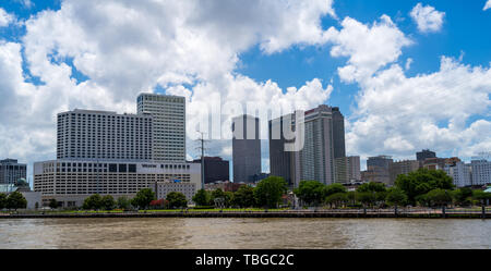 New Orleans, LA, USA - 24. Mai 2019. Tagsüber ein Foto der New Orleans Skyline von der Mississippi Fluss gesehen. Stockfoto