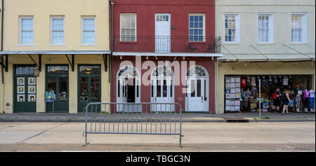 New Orleans, LA, USA - 23. Mai 2019. Wide Angle Shot Geschäfte und Kunden im Französischen Viertel an einem heißen Nachmittag. Stockfoto