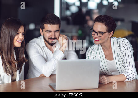 Paar treffen Finanzberater für Home Anlage Vertrag Stockfoto
