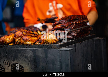 2019-06-01 Windsor, Ontario Kanada Ribfest Food Festival Rippen Huhn zog Pork Barbecue Grill kochen von Boss Hog Riverfront Frische Stockfoto