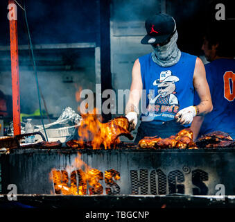 2019-06-01 Windsor, Ontario Kanada Ribfest Food Festival Rippen Huhn zog Pork Barbecue Grill kochen von Boss Hog Riverfront Frische Stockfoto