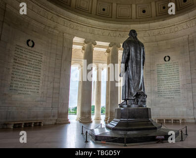 Statue von Thomas Jefferson von hinten auf das Washington Memorial, in die Jefferson Denkmal in Washington DC, USA am 13. Mai 2019 Stockfoto