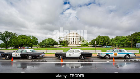 Trio von Vintage amerikanische Polizei Autos außerhalb des Jefferson Memorial in Washington DC, USA geparkt am 13. Mai 2019 Stockfoto