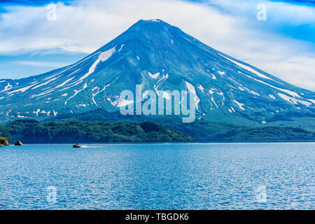 Malerische Sommer vulkanische Landschaft der Halbinsel Kamtschatka: Blick auf den aktiven Vulkan (Ilyinsky Ilyinskaya Sopka). Eurasien, Russland, Fernost, Kurile la Stockfoto