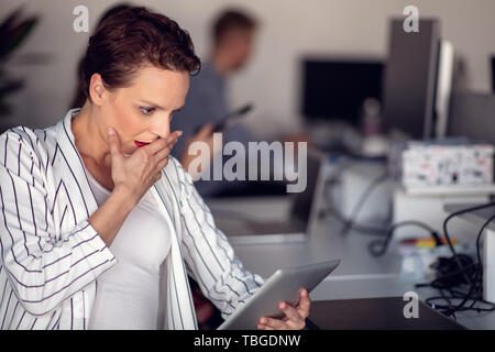 Stilvolle brunette, Arbeit von zu Hause aus in ihrem Home Office Stockfoto