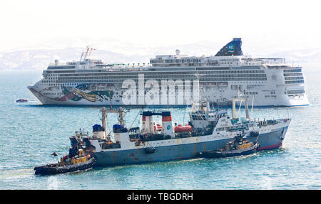 Kamtschatka, Russland - 14. Mai 2018: großes Kreuzfahrtschiff "Norwegian Jewel" und Meer Trawler "Borisov" an der Halbinsel Kamtschatka. Norwegian Jewel ist ein Kreuzfahrtschiff Stockfoto