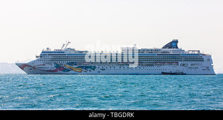 Kamtschatka, Russland - 14. Mai 2018: großes Kreuzfahrtschiff "Norwegian Jewel" auf Kamtschatka. Norwegian Jewel ist ein Kreuzfahrtschiff der Norwegischen Cru betrieben Stockfoto