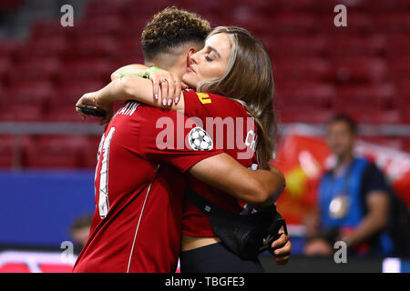 Alex Oxlade-Chamberlain von Liverpool schließt seine Freundin und wenig Mix Interpret, Perrie Edwards - Tottenham Hotspur gegen Liverpool, UEFA Champions League Finale 2019, Wanda Metropolitano Stadion, Madrid - 1. Juni 2019 Stockfoto