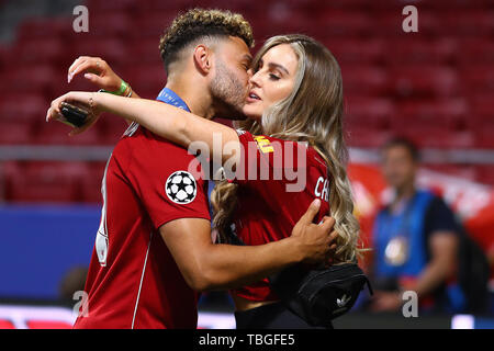 Alex Oxlade-Chamberlain von Liverpool küsst seine Freundin und wenig Mix Interpret, Perrie Edwards - Tottenham Hotspur gegen Liverpool, UEFA Champions League Finale 2019, Wanda Metropolitano Stadion, Madrid - 1. Juni 2019 Stockfoto