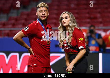 Alex Oxlade-Chamberlain von Liverpool mit seiner Freundin und wenig Mix Interpret, Perrie Edwards - Tottenham Hotspur gegen Liverpool, UEFA Champions League Finale 2019, Wanda Metropolitano Stadion, Madrid - 1. Juni 2019 Stockfoto