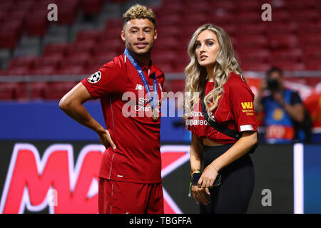 Alex Oxlade-Chamberlain von Liverpool mit seiner Freundin und wenig Mix Interpret, Perrie Edwards - Tottenham Hotspur gegen Liverpool, UEFA Champions League Finale 2019, Wanda Metropolitano Stadion, Madrid - 1. Juni 2019 Stockfoto