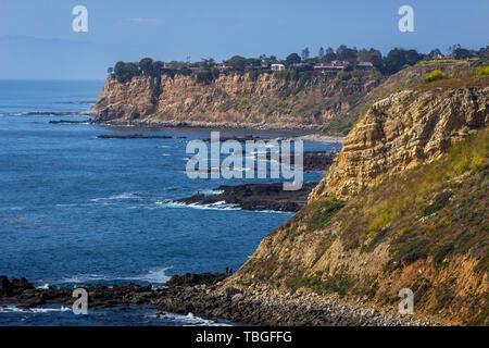 Goldene Bucht im südlichen Kalifornien Küste mit hohen Klippen, zusammen Marine Trail, Rancho Palos Verdes, Kalifornien gesehen Stockfoto