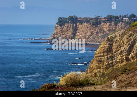 Goldene Bucht im südlichen Kalifornien Küste mit hohen Klippen, zusammen Marine Trail, Rancho Palos Verdes, Kalifornien gesehen Stockfoto