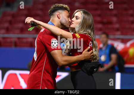 Alex Oxlade-Chamberlain von Liverpool küsst seine Freundin und wenig Mix star, Perrie Edwards - Tottenham Hotspur gegen Liverpool, UEFA Champions League Finale 2019, Wanda Metropolitano Stadion, Madrid - 1. Juni 2019 Stockfoto