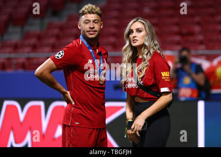 Alex Oxlade-Chamberlain von Liverpool mit seiner Freundin und wenig Mix star, Perrie Edwards - Tottenham Hotspur gegen Liverpool, UEFA Champions League Finale 2019, Wanda Metropolitano Stadion, Madrid - 1. Juni 2019 Stockfoto