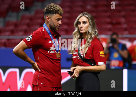 Alex Oxlade-Chamberlain von Liverpool mit seiner Freundin und wenig Mix star, Perrie Edwards - Tottenham Hotspur gegen Liverpool, UEFA Champions League Finale 2019, Wanda Metropolitano Stadion, Madrid - 1. Juni 2019 Stockfoto