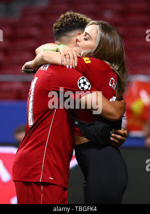 Alex Oxlade-Chamberlain von Liverpool Umarmungen seiner Freundin und wenig Mix star, Perrie Edwards - Tottenham Hotspur gegen Liverpool, UEFA Champions League Finale 2019, Wanda Metropolitano Stadion, Madrid - 1. Juni 2019 Stockfoto