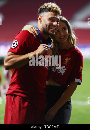 Alex Oxlade-Chamberlain von Liverpool mit seiner Freundin und wenig Mix star, Perrie Edwards - Tottenham Hotspur gegen Liverpool, UEFA Champions League Finale 2019, Wanda Metropolitano Stadion, Madrid - 1. Juni 2019 Stockfoto