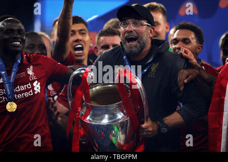 Manager von Liverpool, Jürgen Klopp feiert mit der Trophäe nach dem Gewinn der UEFA Champions League - Tottenham Hotspur gegen Liverpool, UEFA Champions League Finale 2019, Wanda Metropolitano Stadion, Madrid - 1. Juni 2019 Stockfoto