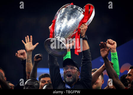 Manager von Liverpool, Jürgen Klopp feiert mit der Trophäe nach dem Gewinn der UEFA Champions League - Tottenham Hotspur gegen Liverpool, UEFA Champions League Finale 2019, Wanda Metropolitano Stadion, Madrid - 1. Juni 2019 Stockfoto
