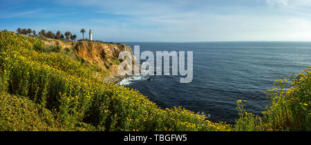 Point Vicente Leuchtturm auf der hohen Klippe mit schönen Wildblumen bedeckt während der Kalifornien Super Bloom von 2019, Rancho Palos Verdes, Califor Stockfoto